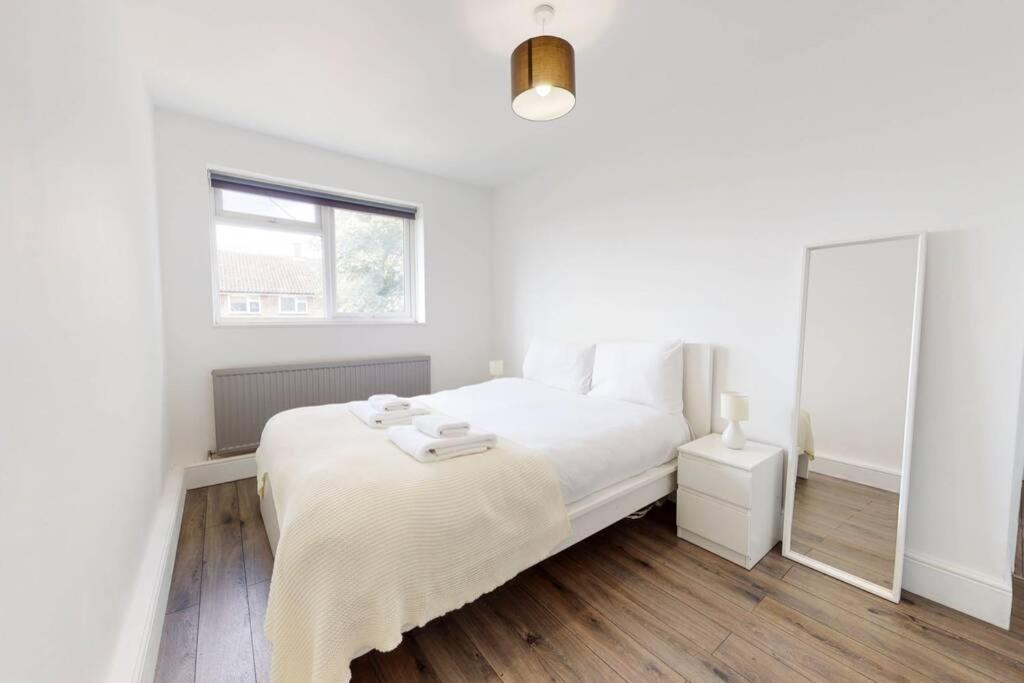 Amazing 3 Bedroom Flat - 4mins To Tube Station