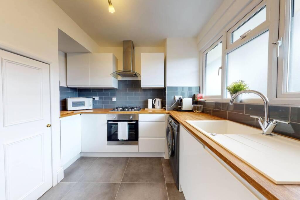 Amazing 3 Bedroom Flat - 4mins To Tube Station