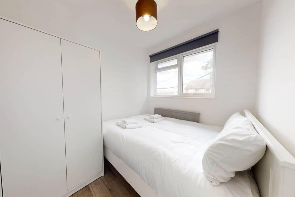 Amazing 3 Bedroom Flat - 4mins To Tube Station Apartment *