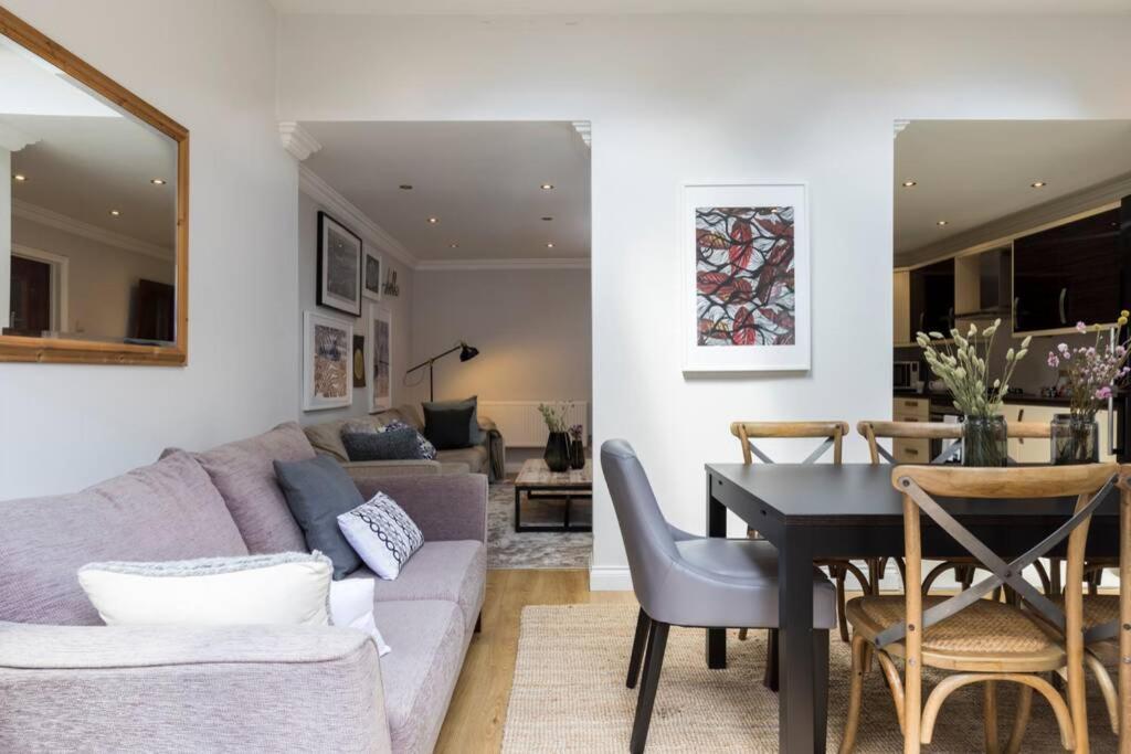 Amazing 4 Bed House Wparking 2min Walk To Station Leilighet London