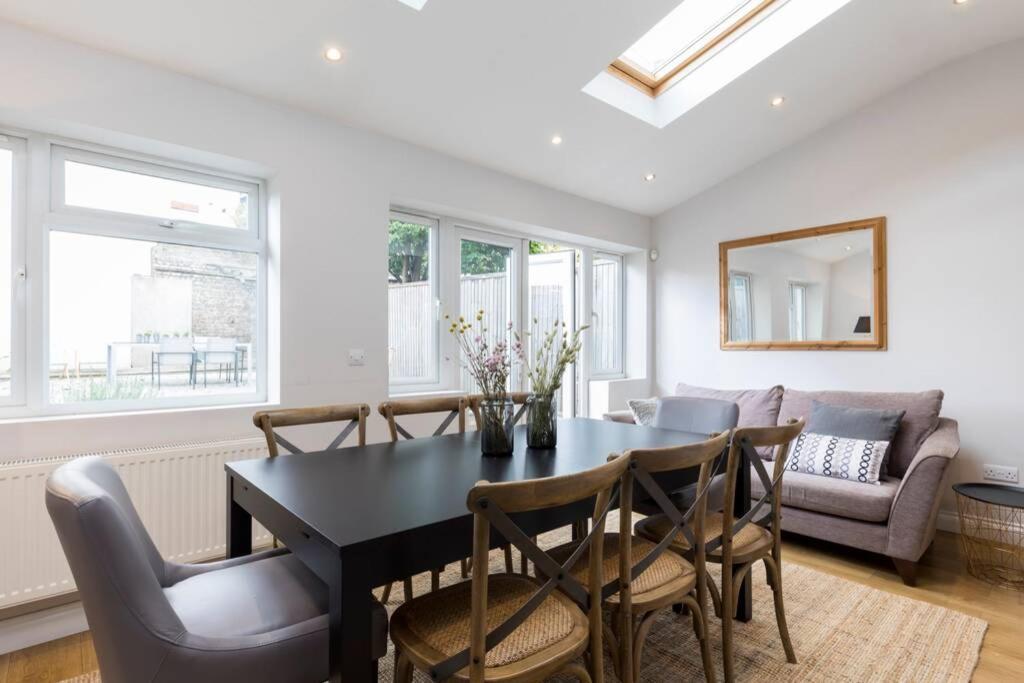 Amazing 4 Bed House Wparking 2min Walk To Station Apartment London