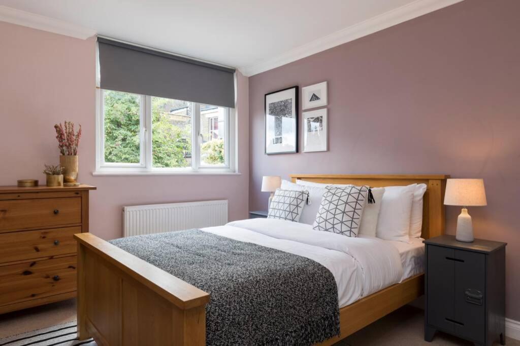 Amazing 4 Bed House Wparking 2min Walk To Station Apartment London
