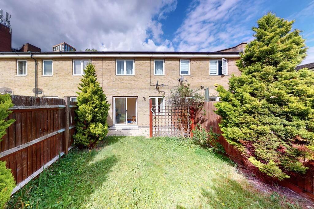 Super 2 Bed House Wprivateparking&privategarden * London