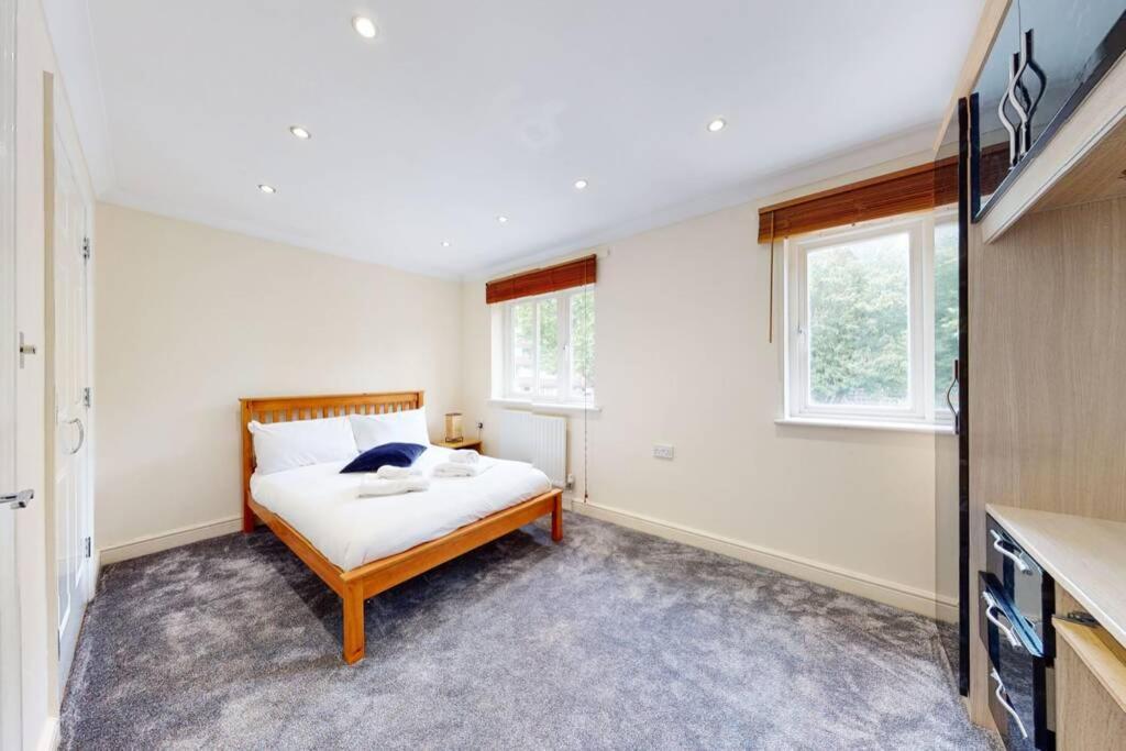 Super 2 Bed House Wprivateparking&privategarden Apartment *