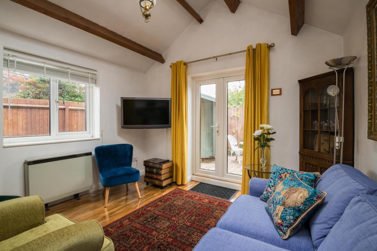 Exclusive In Acton By Underthedoormat Apartment