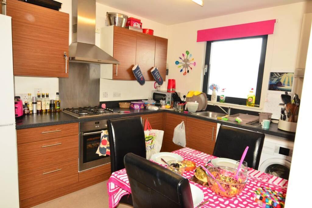 Modern 1 Bed Flat, Apartment *