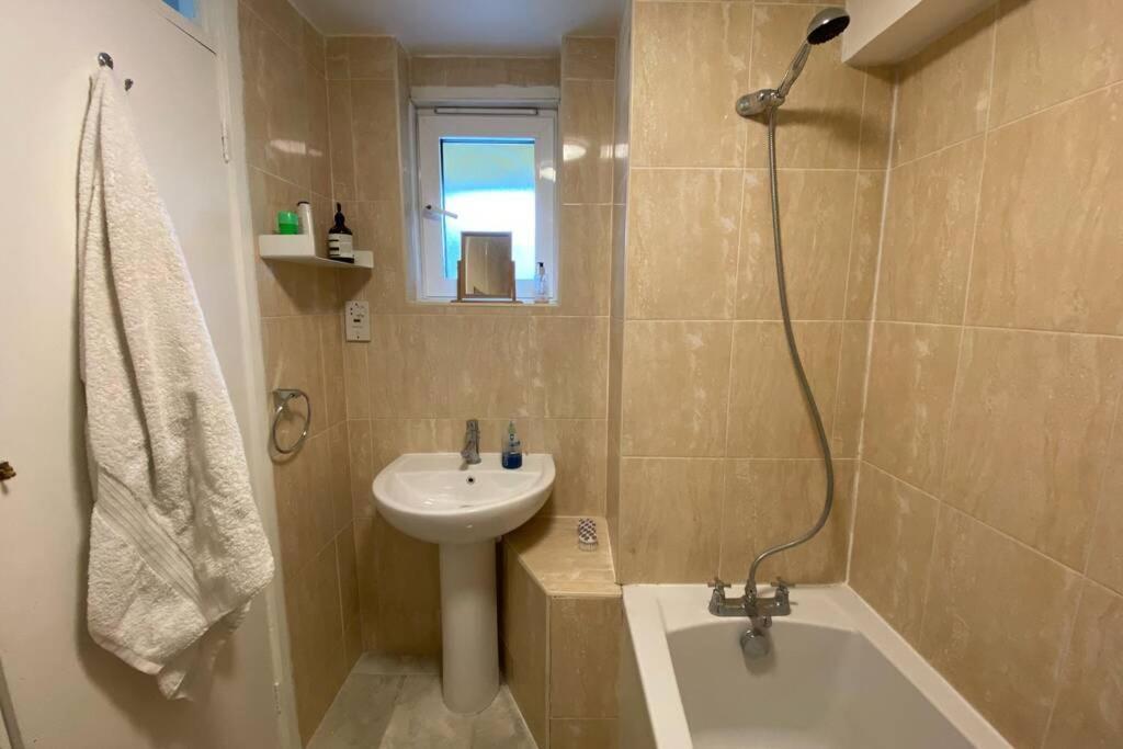 Leilighet Two Bedroom Garden Flat In Zone 2 *