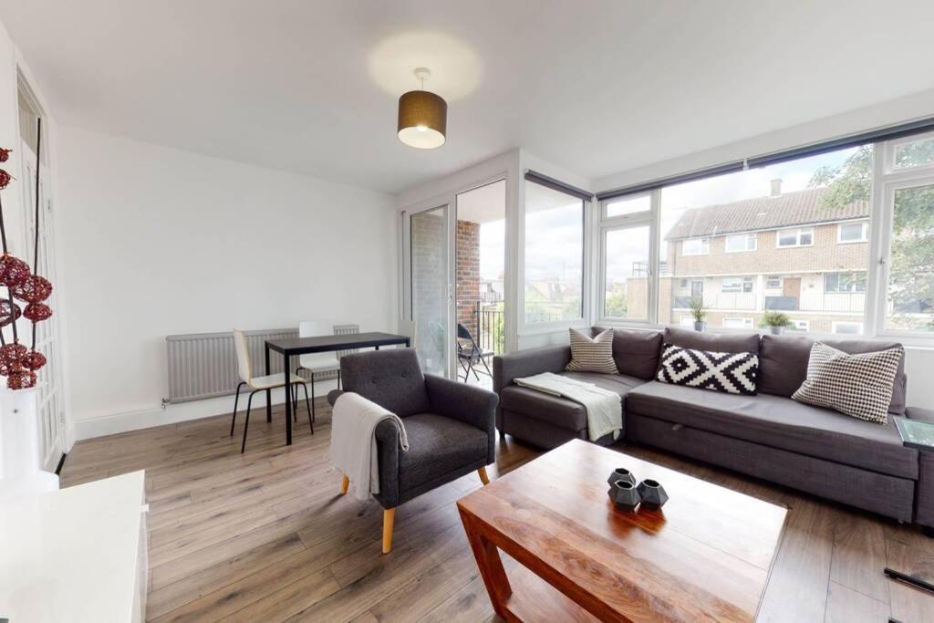 Amazing 3 Bedroom Flat - 4mins To Tube Station London