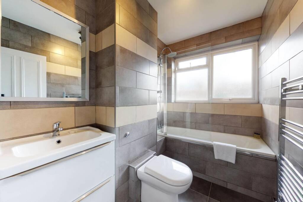 Amazing 3 Bedroom Flat - 4mins To Tube Station * London