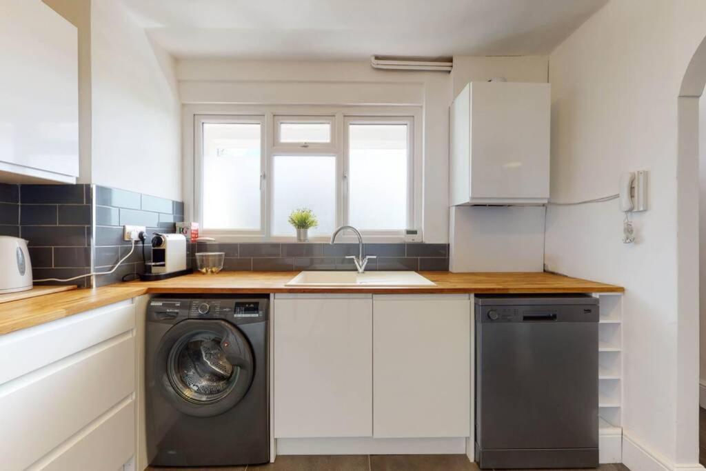 Amazing 3 Bedroom Flat - 4mins To Tube Station *