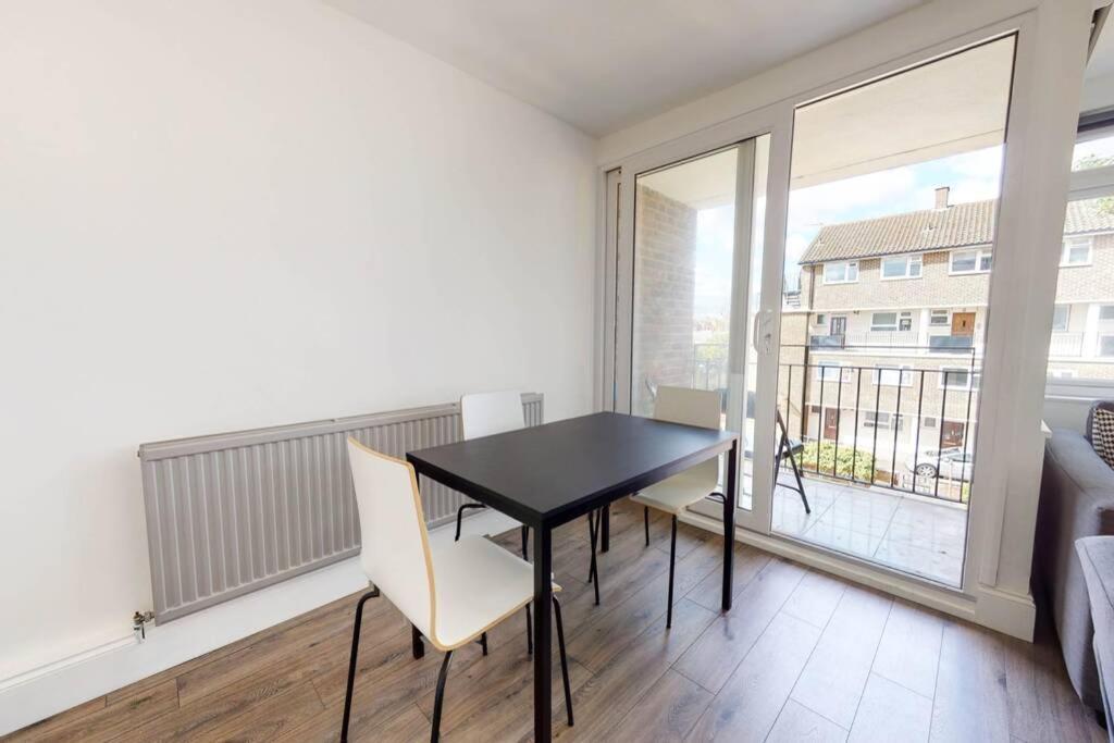 Amazing 3 Bedroom Flat - 4mins To Tube Station *