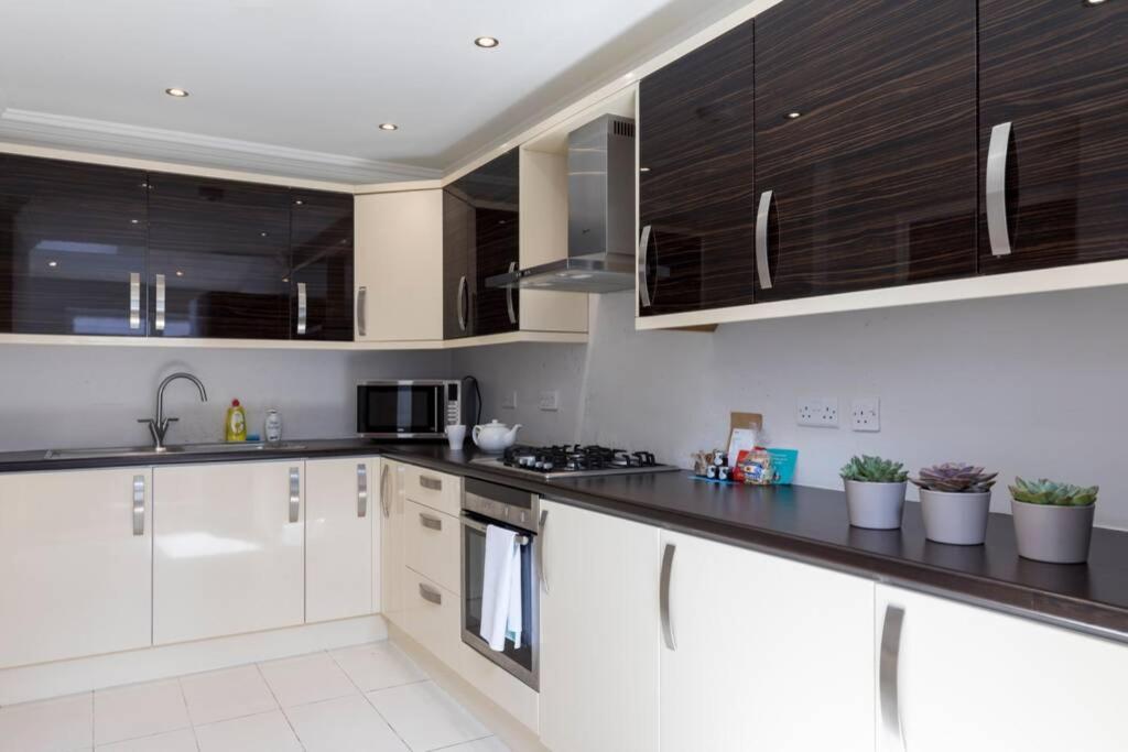 Amazing 4 Bed House Wparking 2min Walk To Station