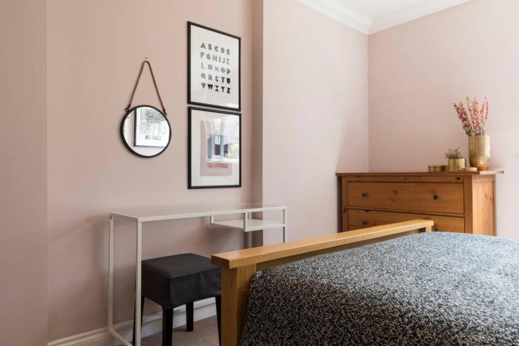 Amazing 4 Bed House Wparking 2min Walk To Station Apartment *