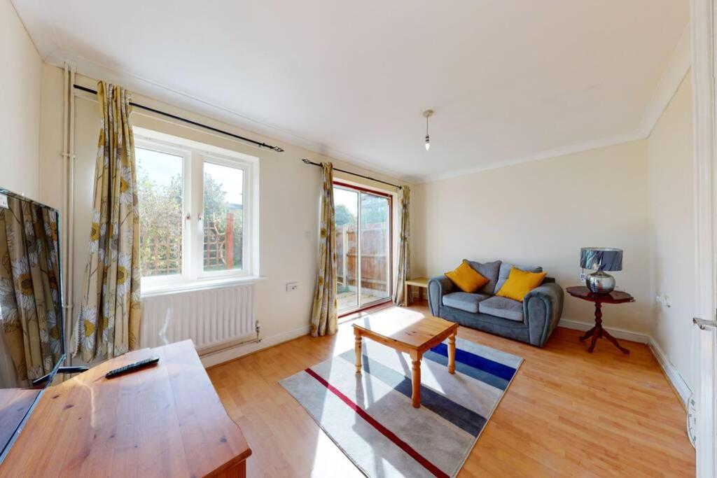 Super 2 Bed House Wprivateparking&privategarden * London