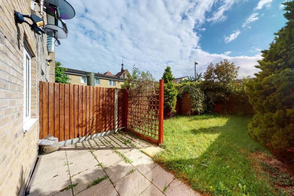 Super 2 Bed House Wprivateparking&privategarden Apartment London