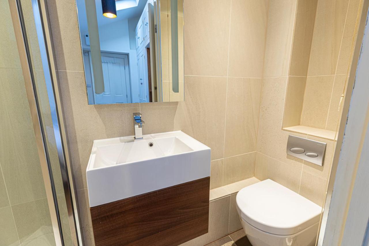 Altido Homely 2-bed Flat With Courtyard Londen
