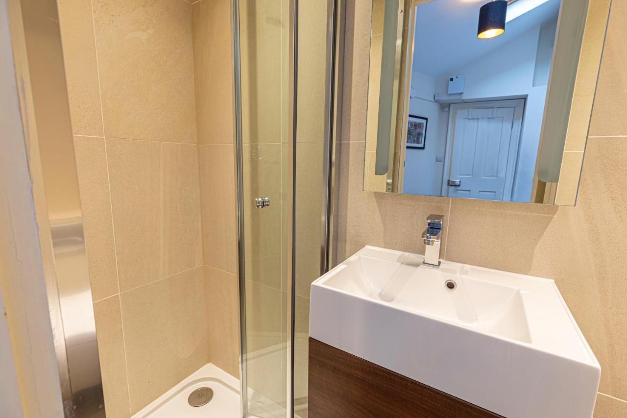 Altido Homely 2-bed Flat With Courtyard Londen