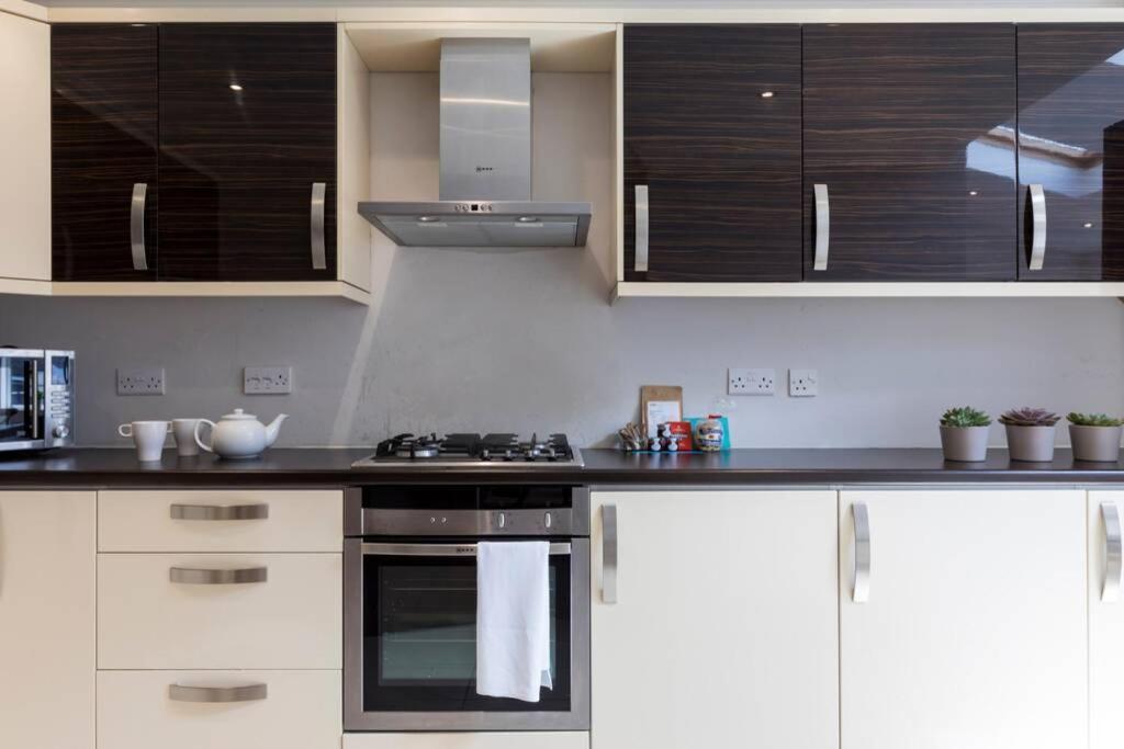 Amazing 4 Bed House Wparking 2min Walk To Station * London