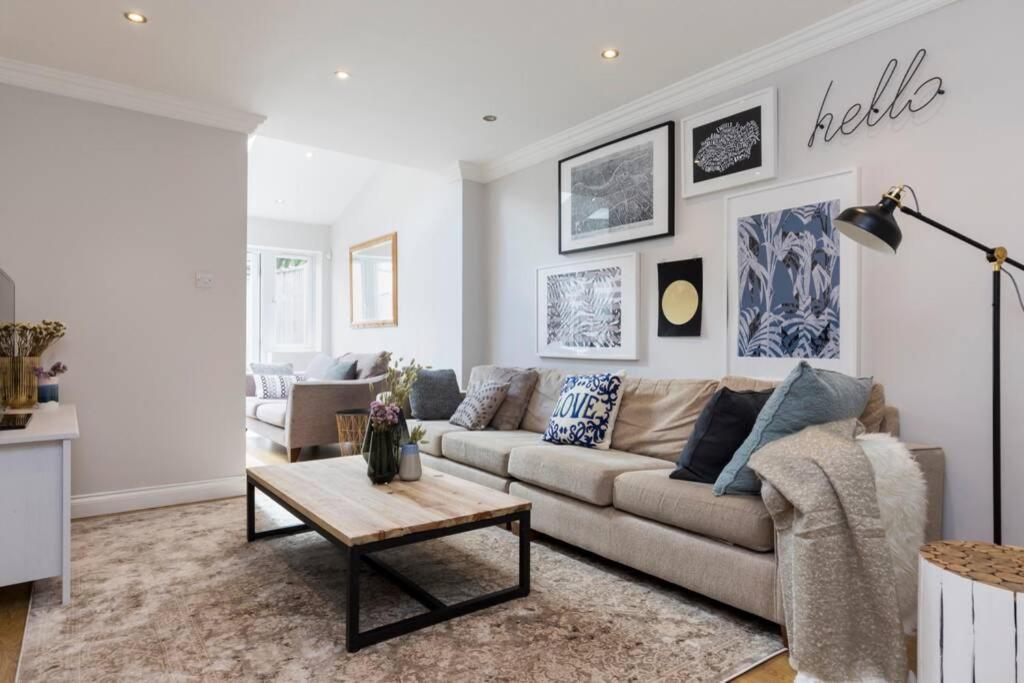 Amazing 4 Bed House Wparking 2min Walk To Station *