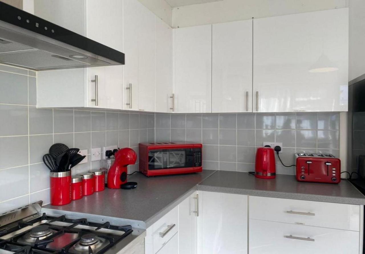 Stunning Four Bedroom House Close To Excel, O2 & With Free Parking *