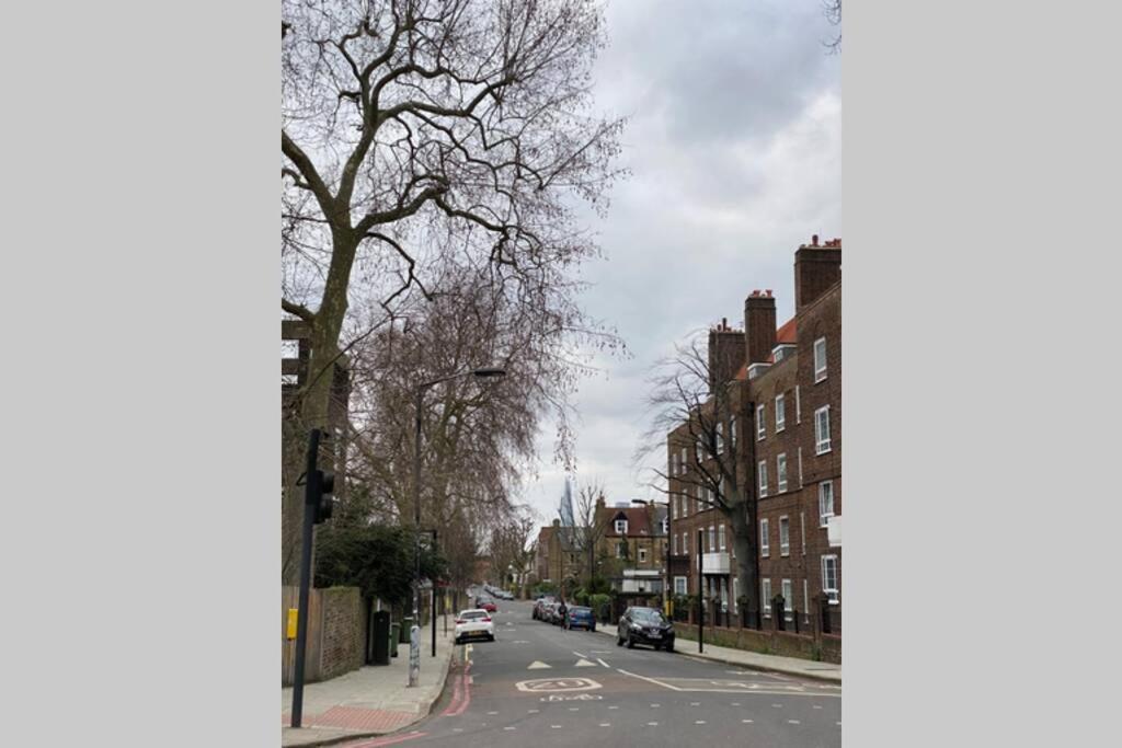 Two Bedroom Garden Flat In Zone 2 *