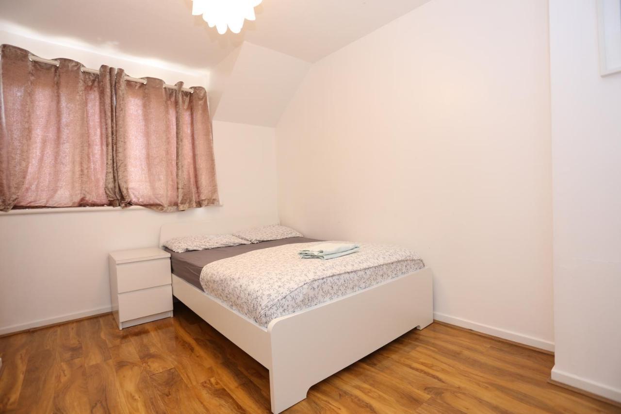 Holiday home Beautiful 3 Beds House West Thamesmead London