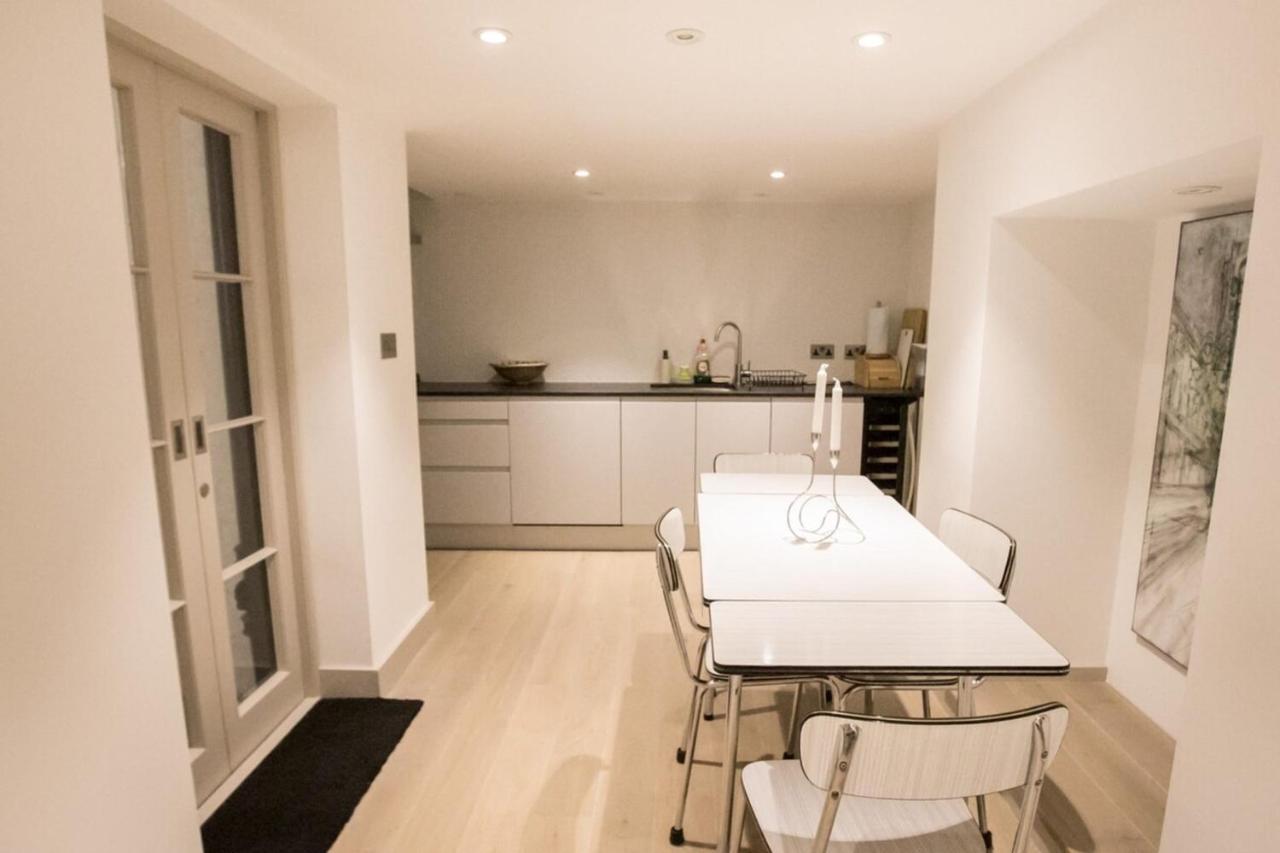Stylish & Modern 1bd Kensington Flat Sleeps 2 * Londen