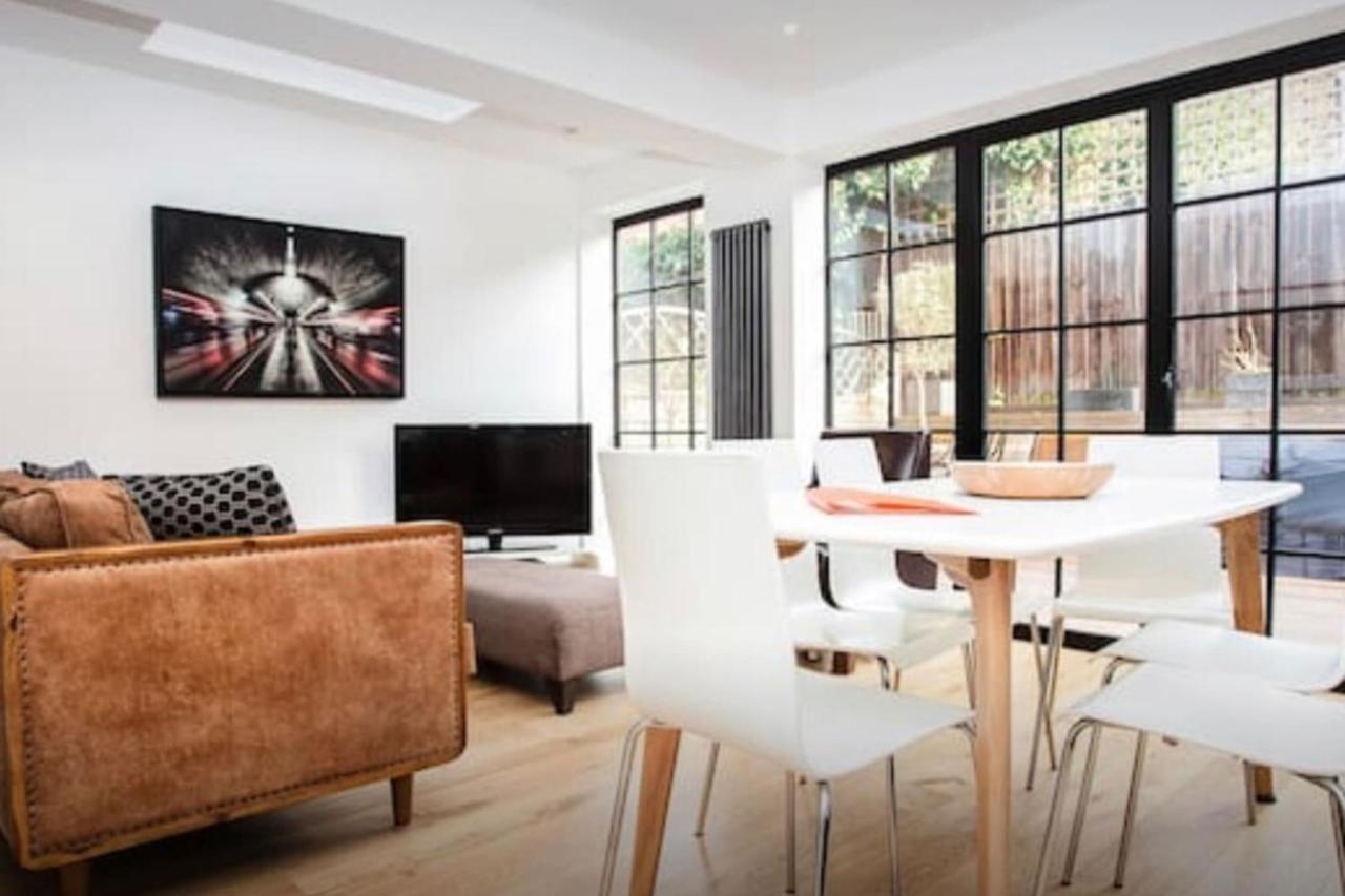 Stylish Newly Refurbished 2 Bedroom Flat With Terrace Apartment