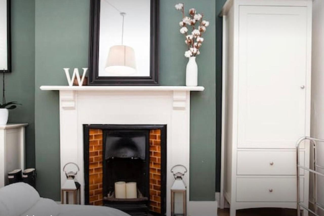 Stylish Newly Refurbished 2 Bedroom Flat With Terrace Apartment London