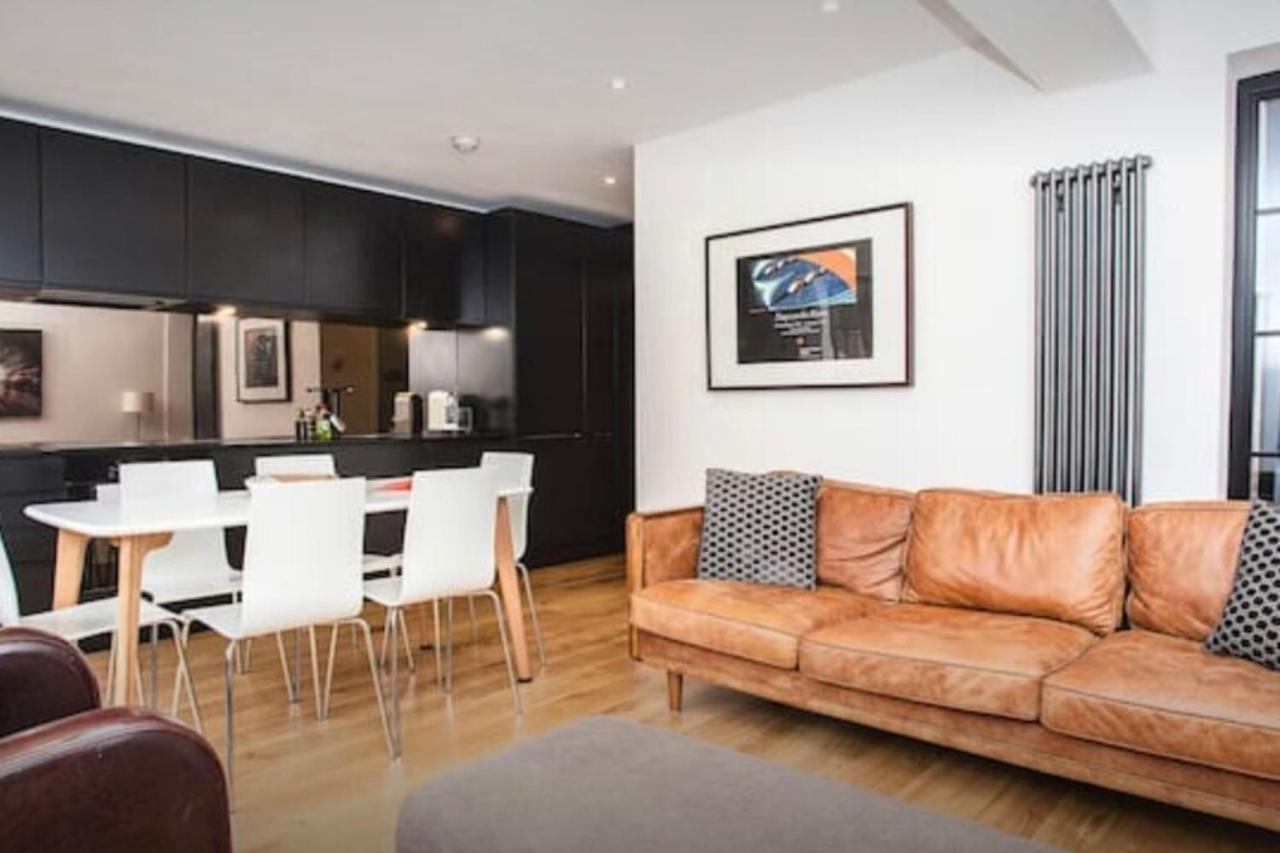 Stylish Newly Refurbished 2 Bedroom Flat With Terrace *
