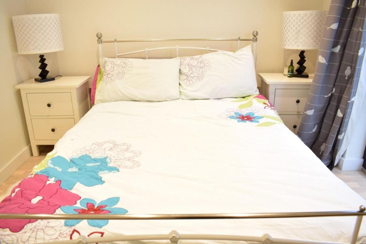 Bright 1 Bedroom Flat In North With Balcony *