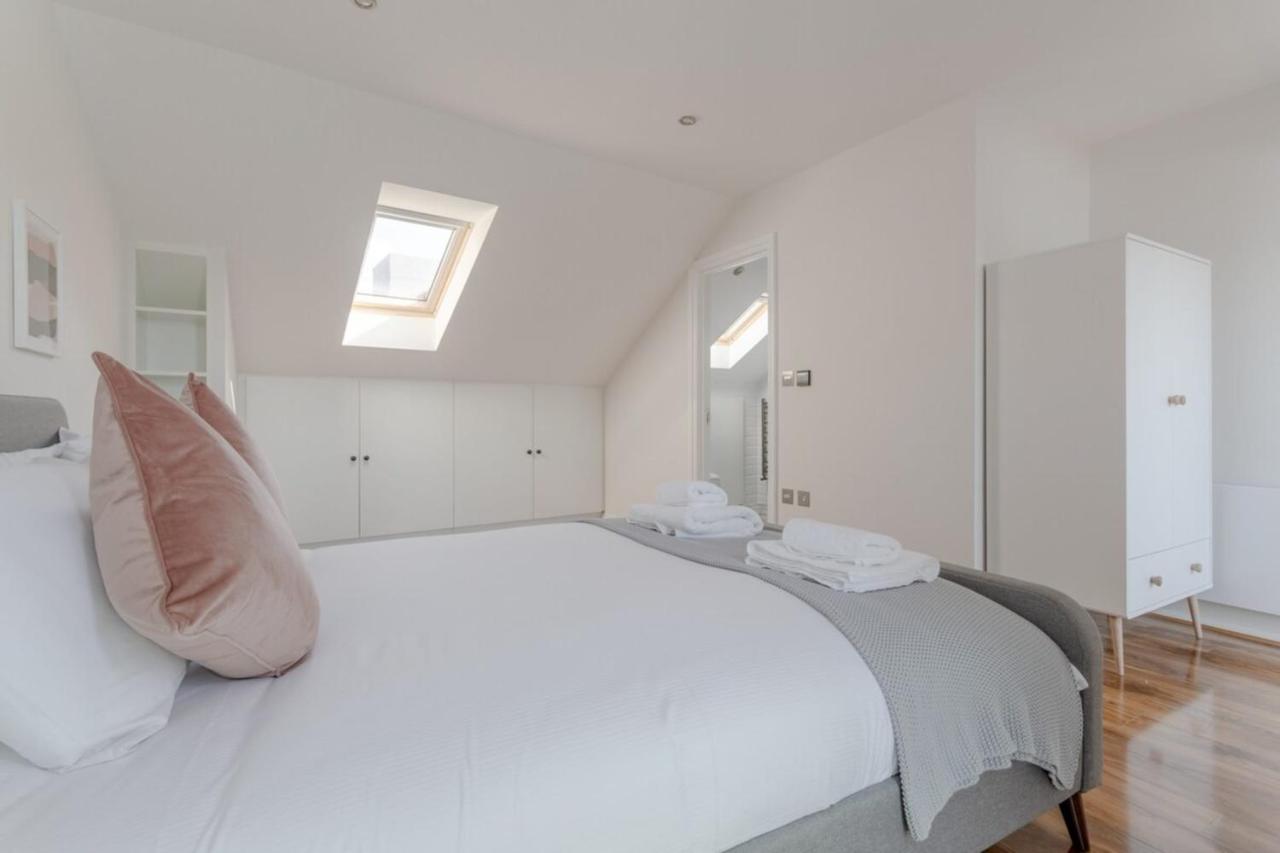 Stunning 3 Bedroom 2 Bath In Fantastic Location Apartment *