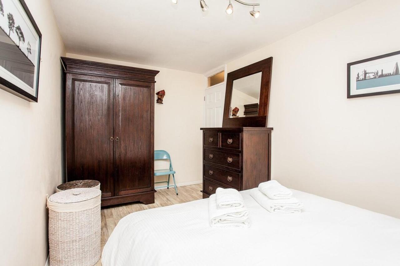Modern And Spacious 1 Bedroom With Balcony Apartment London