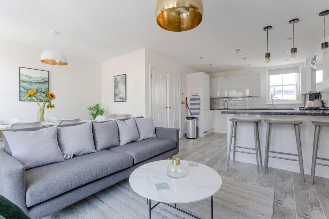 Stunning 3 Bedroom 2 Bath In Fantastic Location Apartment *