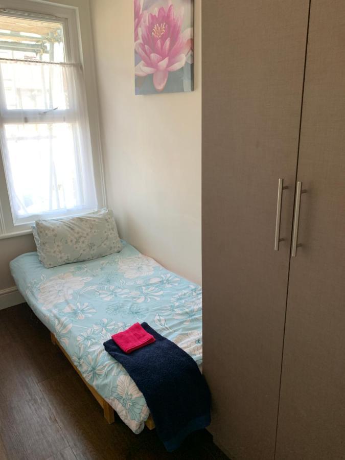 Sunny ensuite room&annex near Tottenham Stadium