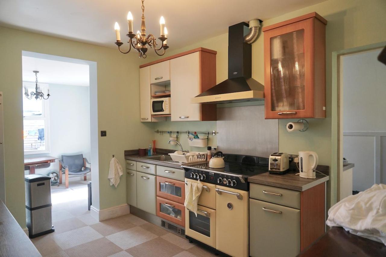 Sunny ensuite room&annex near Tottenham Stadium