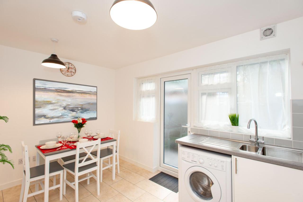 Stunning Four Bedroom House Close To Excel, O2 & With Free Parking Сasa de vacaciones