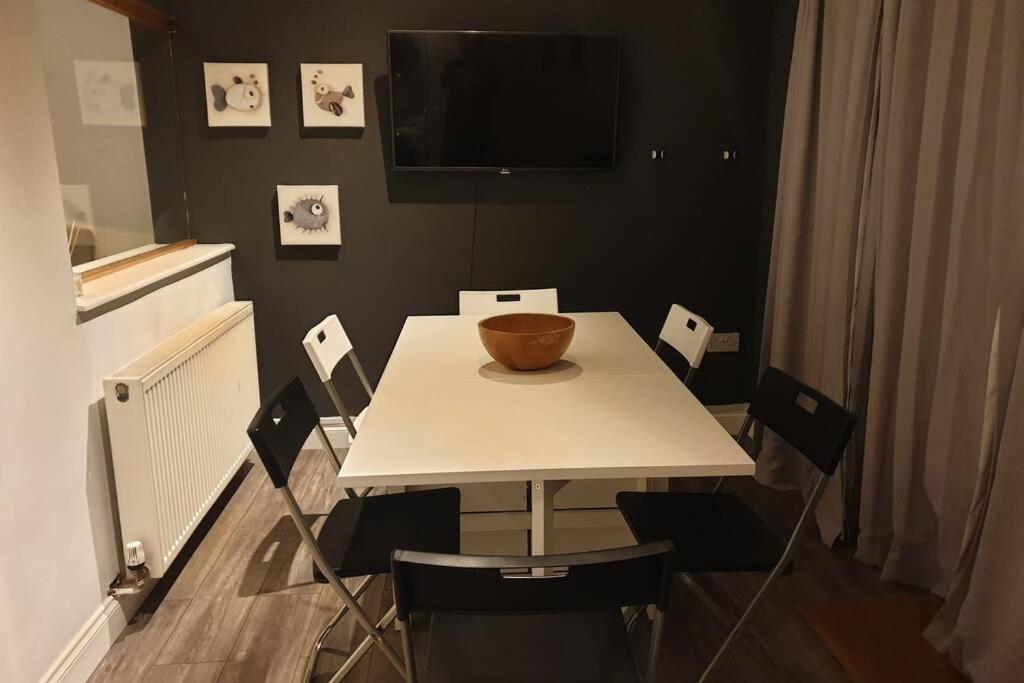 Spacious 2 Bed In Gated Community Up To 6 Guests Leilighet *