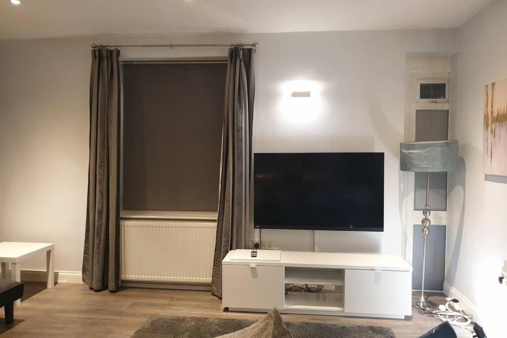 Spacious 2 Bed In Gated Community Up To 6 Guests Leilighet