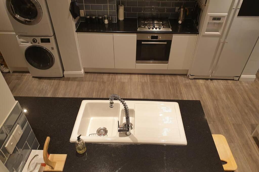 Leilighet Spacious 2 Bed In Gated Community Up To 6 Guests London