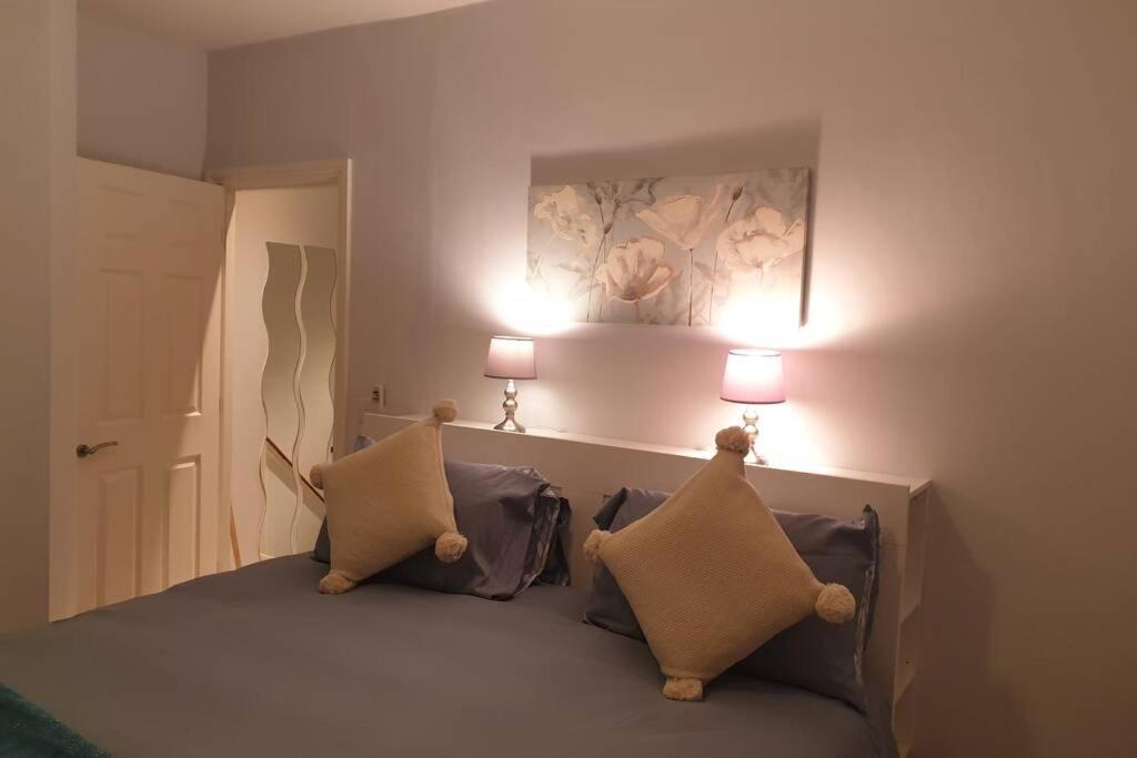 Spacious 2 Bed In Gated Community Up To 6 Guests Leilighet London