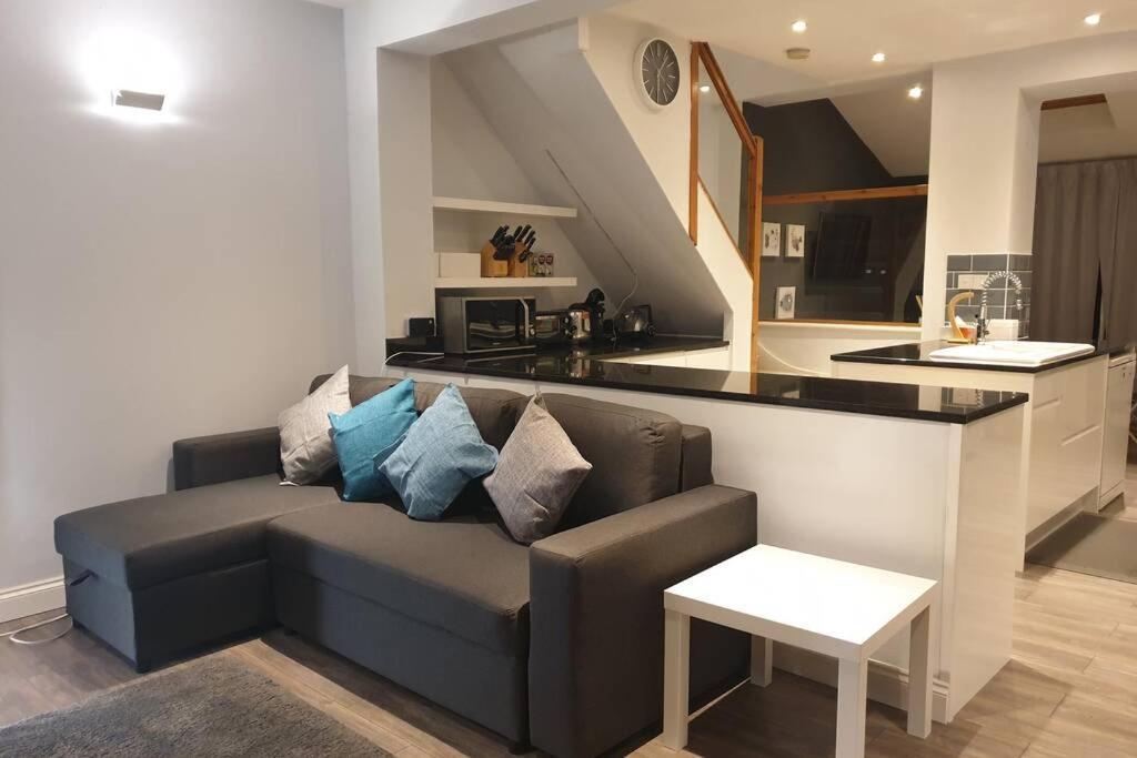 Spacious 2 Bed In Gated Community Up To 6 Guests Leilighet London