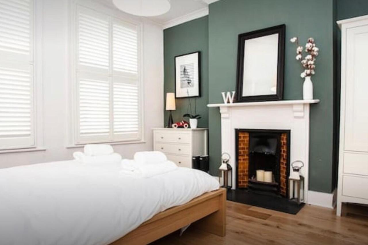 Stylish Newly Refurbished 2 Bedroom Flat With Terrace London