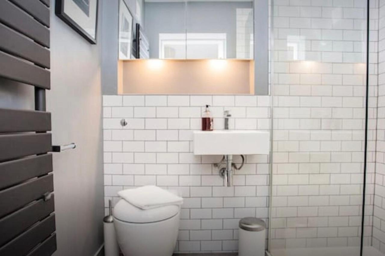 Stylish Newly Refurbished 2 Bedroom Flat With Terrace * London