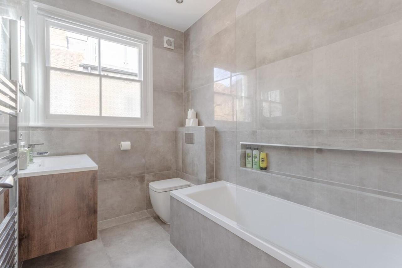 Apartment Stunning 3 Bedroom 2 Bath In Fantastic Location