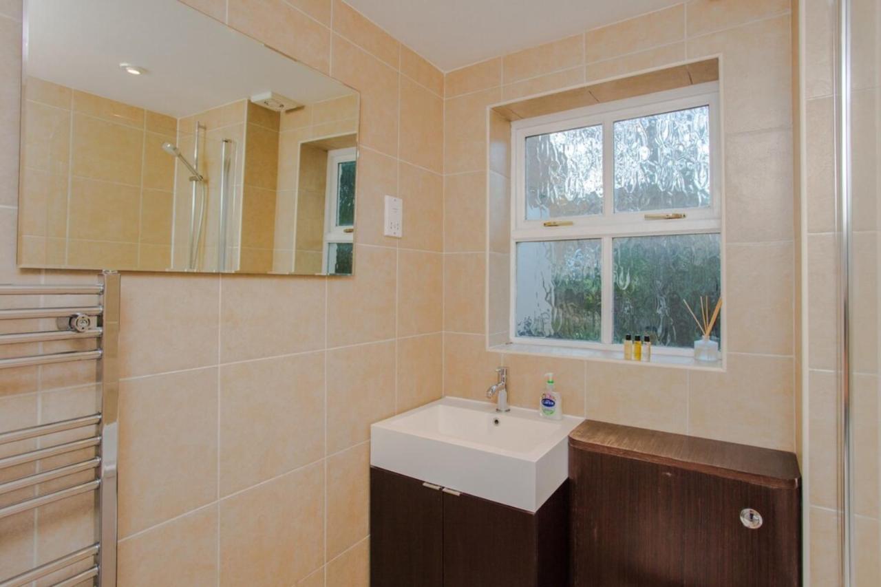 Contemporary 1bedroom Flat In Camberwell Oval Apartment