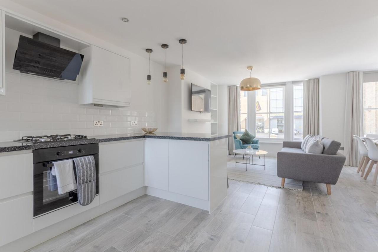 Apartment Stunning 3 Bedroom 2 Bath In Fantastic Location London