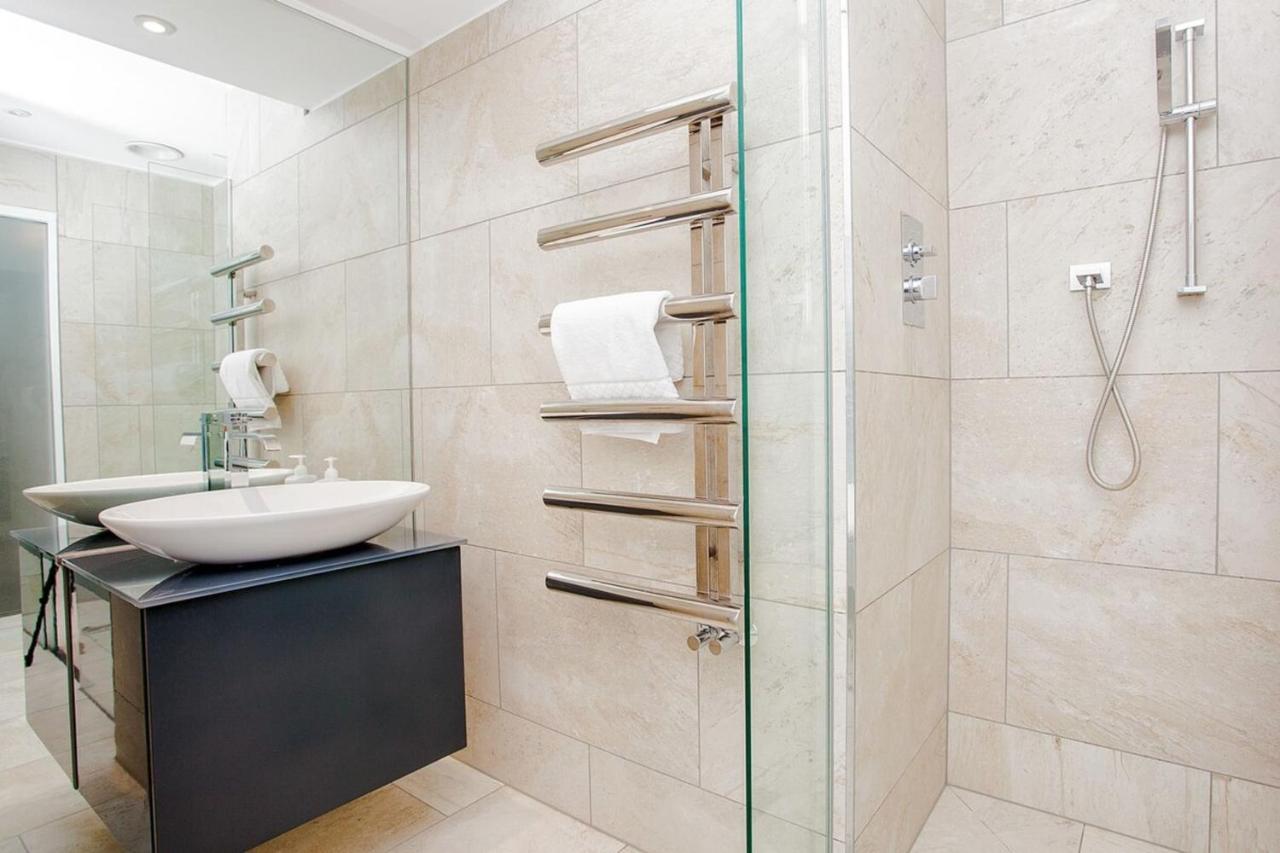 Beautiful Newly Renovated 2 Bed In Bank Appartement Londen
