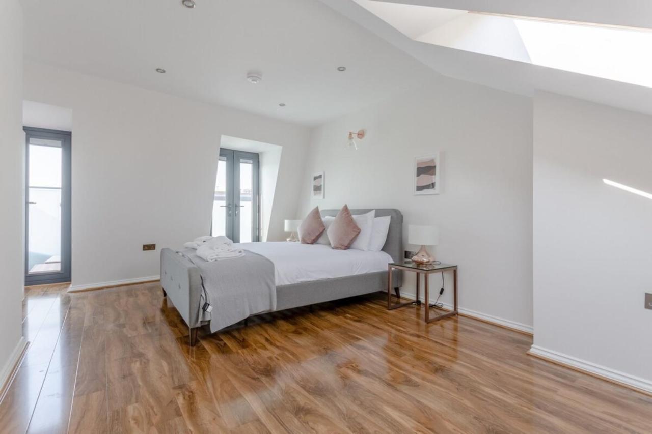 Apartment Stunning 3 Bedroom 2 Bath In Fantastic Location *
