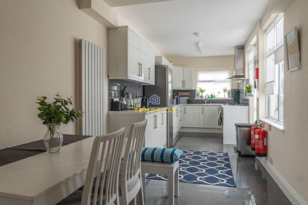5 Bed/4 Bath At Wembley Stadium & Free Parking Ferienhaus *
